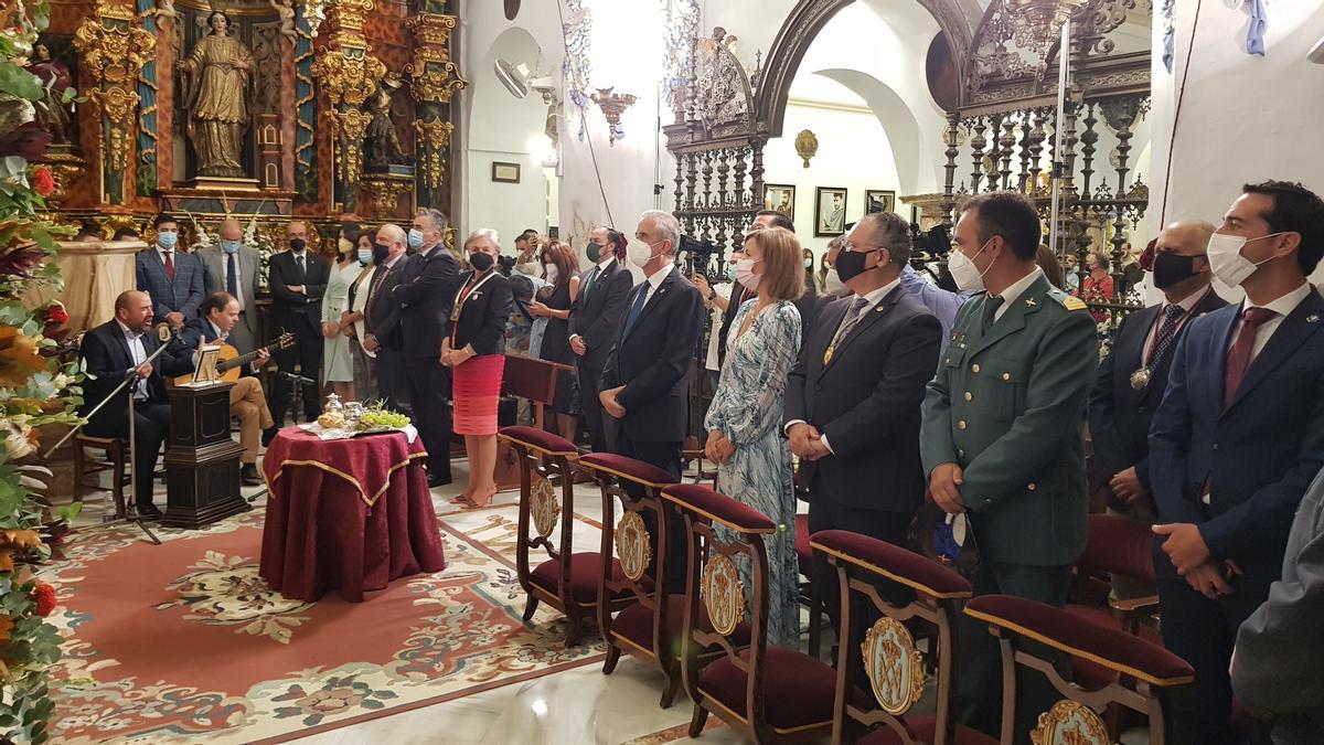 Un momento de la ofrenda de frutos a la Virgen de Araceli, que fue realizada por la directora gerente del hospital Reina Sofía.