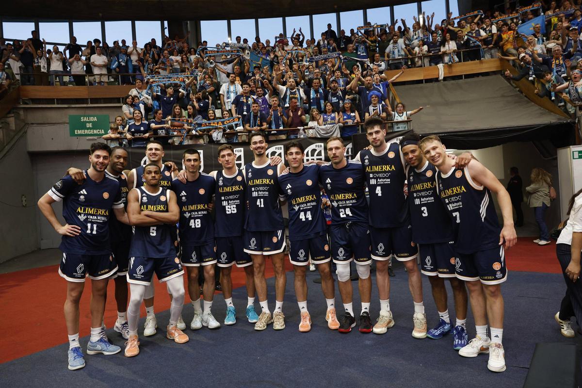 EN IMÁGENES: Así despidió la afición a un heroico Alimerka Oviedo Baloncesto tras caer con Estudiantes en la pelea por la ACB