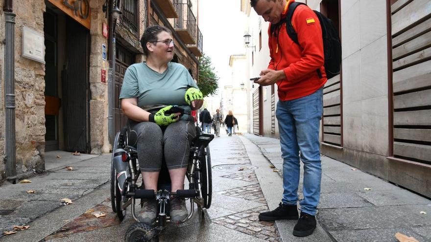 La peregrina inglesa que ha recorrido la Vía de la Plata, en el casco antiguo de Zamora. | Miguel Ángel Lozano