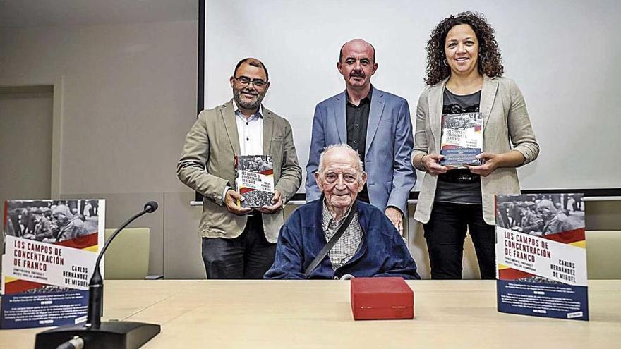 Cosme Bonet, Carlos HernÃ¡ndez, Catalina Cladera y en el centro Gabriel Riera, ayer en el Archivo de Mallorca.