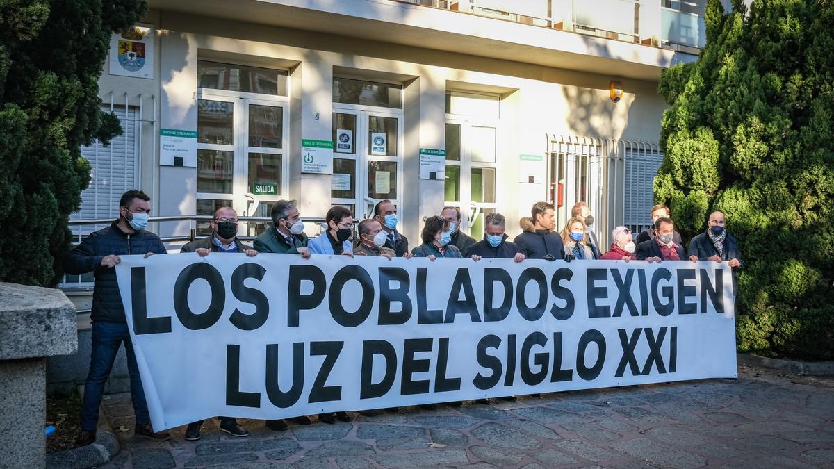 La protesta tuvo lugar ayer en la avenida de Huelva de Badajoz.