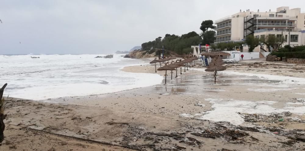 El temporal arrasa la playa de Son Moll en Capdepera