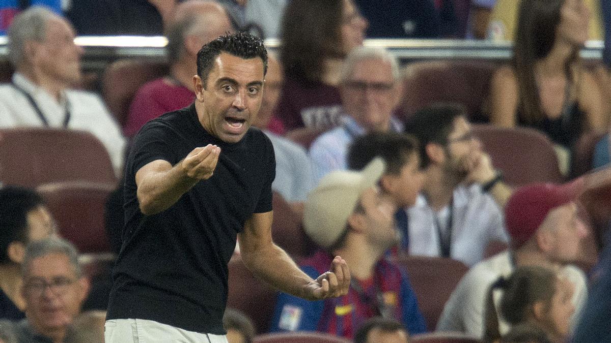 Xavi da instrucciones desde la banda