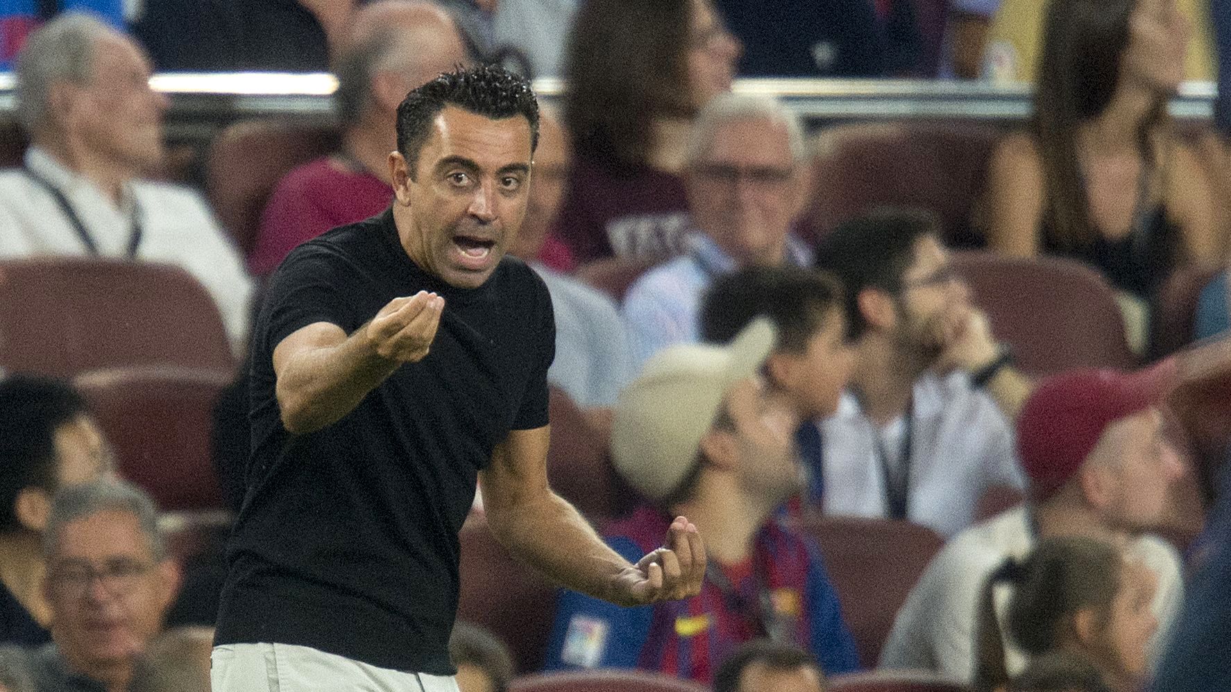 Xavi da instrucciones desde la banda