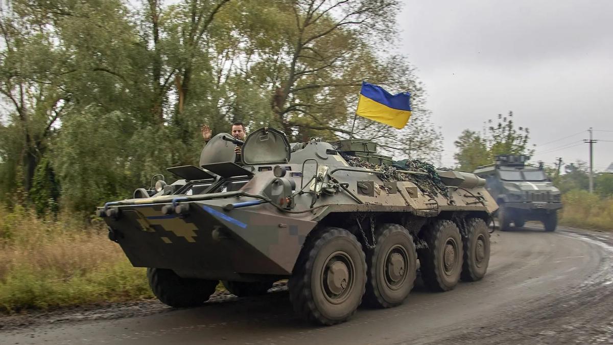 Tanques ucranianos con la bandera nacional del país.