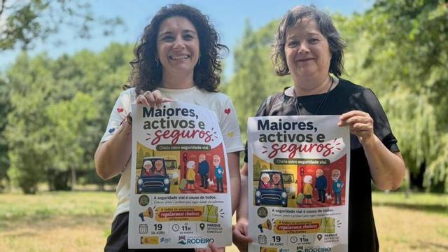 Begoña Vázquez y Xulia Dacal sostienen el cartel de la actividad.