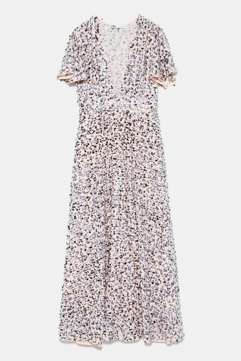 Vestido rosa palo de Zara (precio: 79,95 euros)