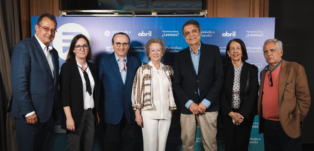 De izquierda a derecha: Albert Sáez, director de El Periódico; Gemma Robles, directora de El Periódico de España; Javier Moll, presidente de Prensa Ibérica; Arantza Sarasola, vicepresidenta de Prensa Ibérica; Sergio Ramírez, Premio Cervantes y su mujer Tulita Guerrero; y Juan Cruz, adjunto a la Presidencia de Prensa Ibérica.