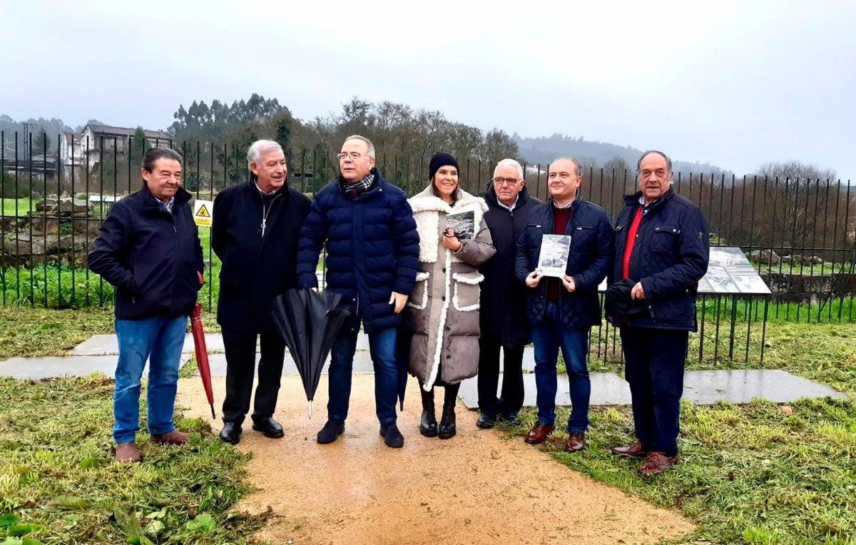 Participantes en la presentación del libro de la Asociación Cultural Rocha Forte. - AYUNTAMIENTO DE SANTIAGO