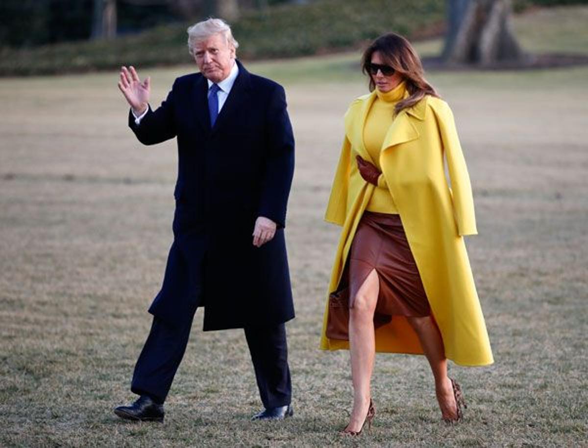 El look de Melania Trump con jersey, abrigo amarillo y falda de piel