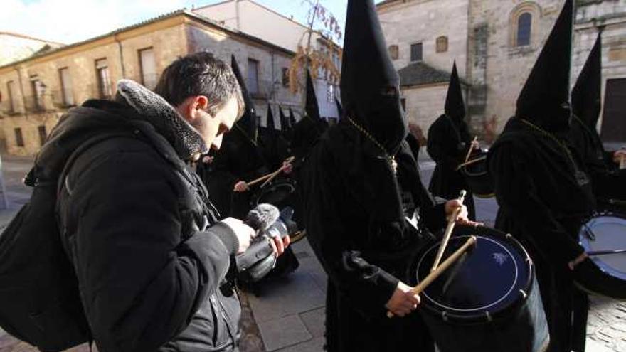 El grupo de tambores desfila por el casco histórico.