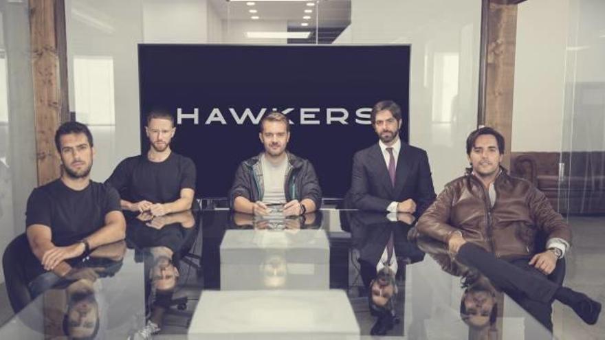 Los miembros fundadores de la marca Hawkers con su nueva incorporación (a la derecha) al consejo de administración, Hugo Arévalo.