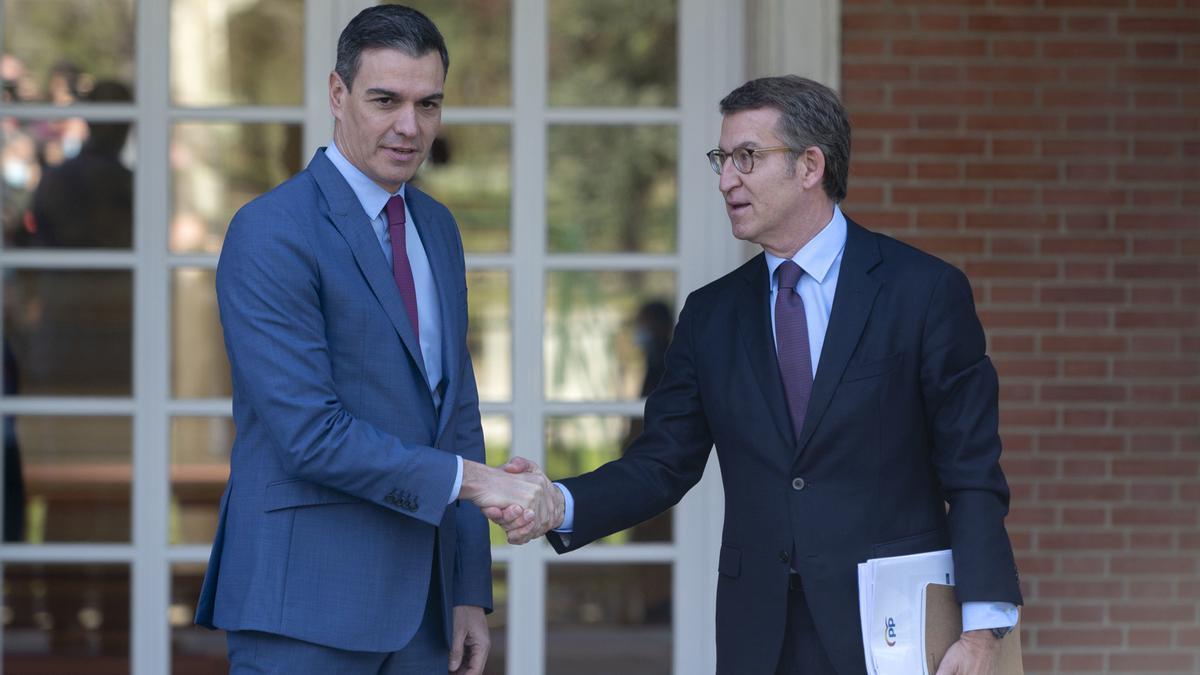 El presidente del Gobierno, Pedro Sánchez, y el presidente del PP, Alberto Núñez Feijóo.