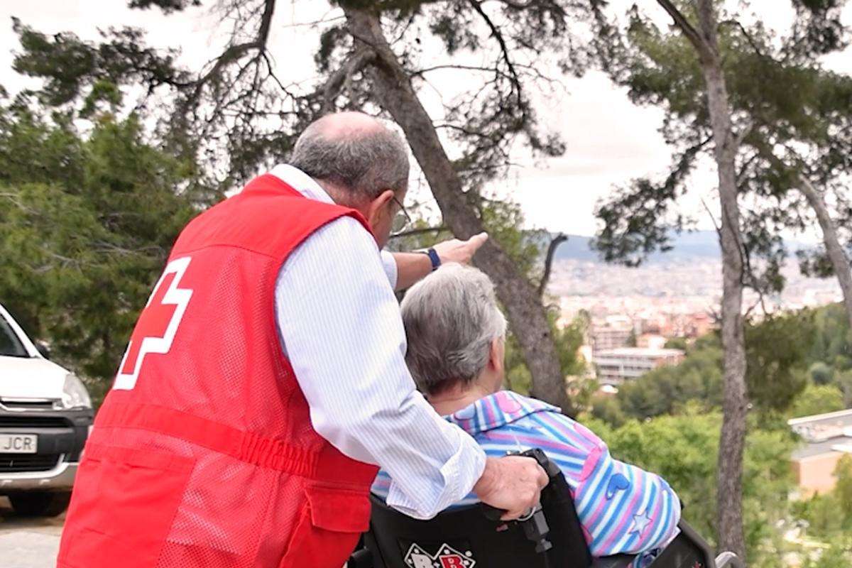 Juana y Manel pasean por el barrio del Carmel de Barcelona