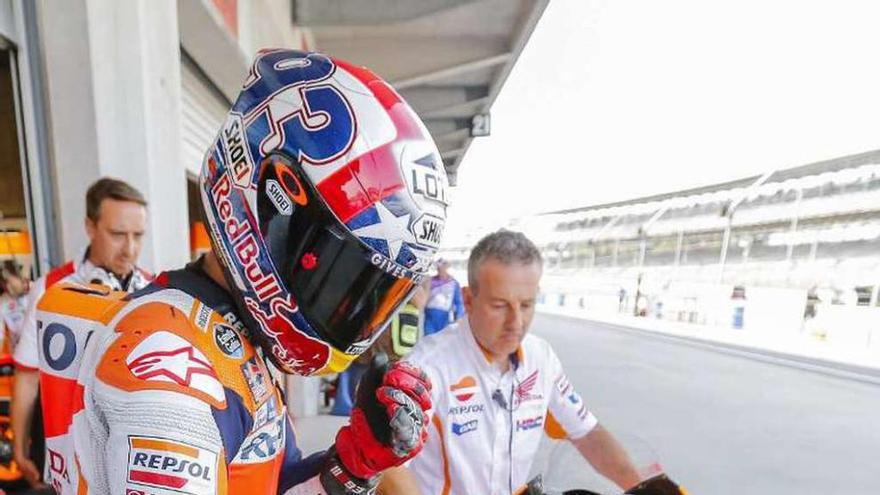 Marc Márquez, a punto de subirse a su moto.