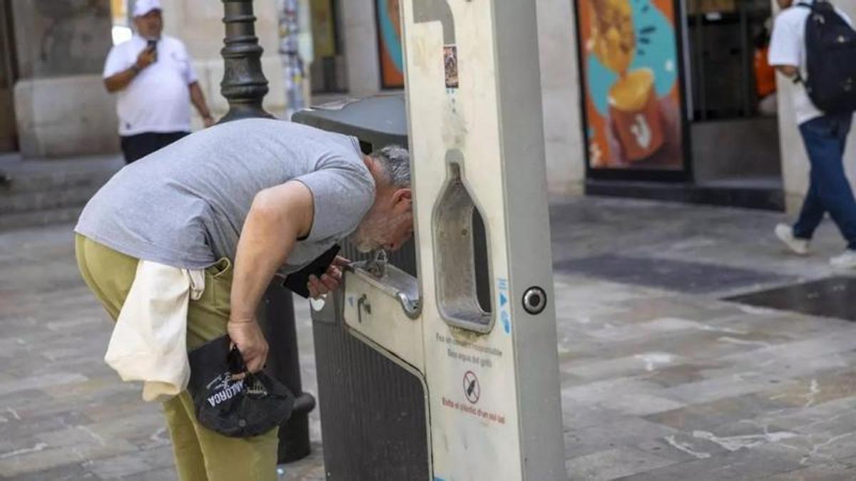 Erfrischung für alle, die in den letzten Wochen unter der extremen Hitze gelitten haben, gibt es an den Wasserspendern von Palmas Stadtwerken Emaya.