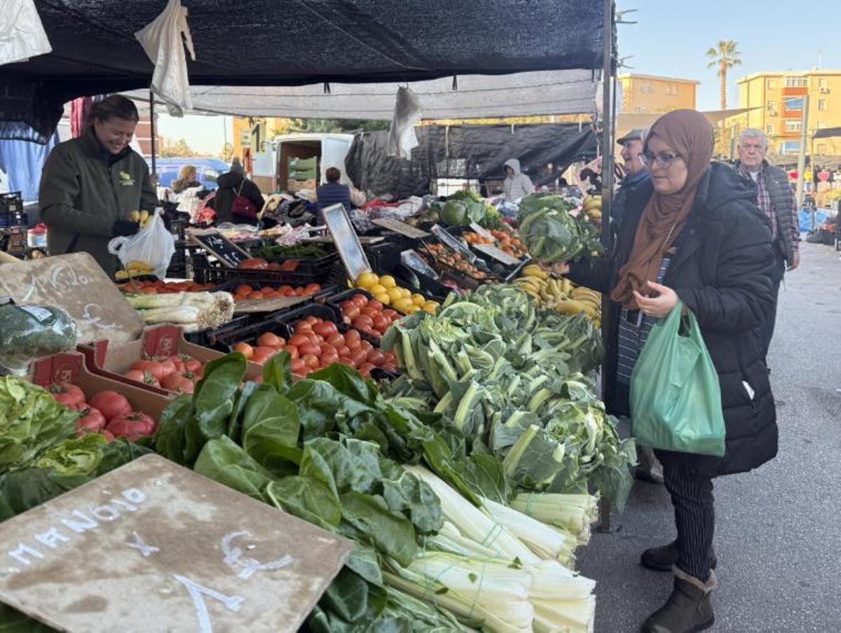 Patricia en su puesto de frutas y verduras atendiendo a sus clientes