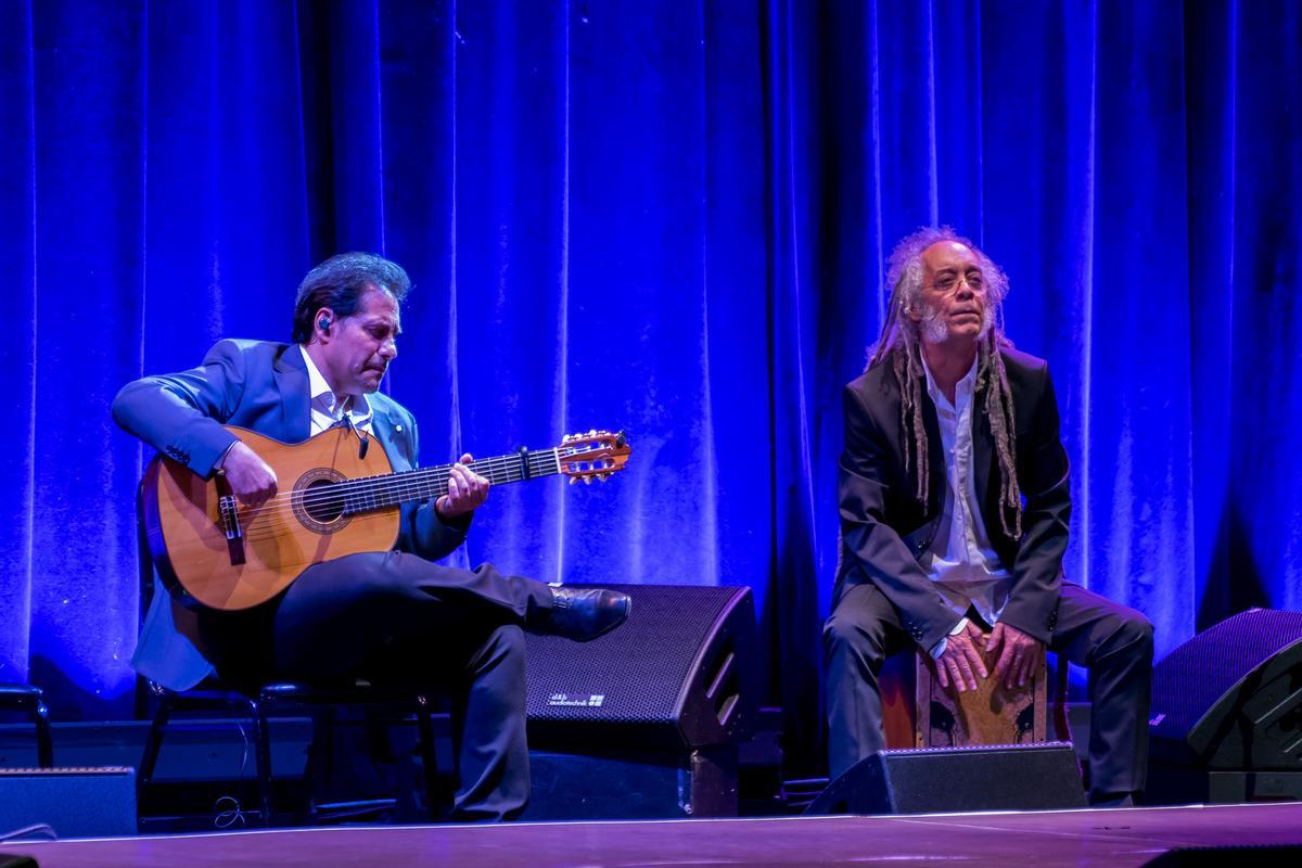 El guitarrista Niño Josele y el percusionista Rubem Dantas, que formaron parte en su día de la 'troupe' de Paco de Lucía, durante la gala homenaje en el Carnegie Hall de Nueva York.