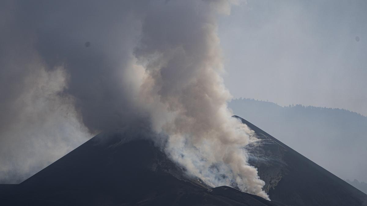 Nube de humo del volcán de Cumbre Vieja.