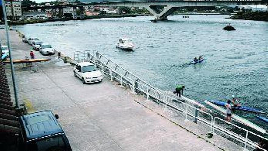 El dragado previsto por Portos de Galicia no llegará al puerto, por lo que se instalará un pantalán. / rafa vázquez