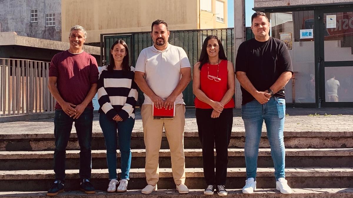 Iago Toba, no centro, cos concelleiros do PSOE de Muxía.