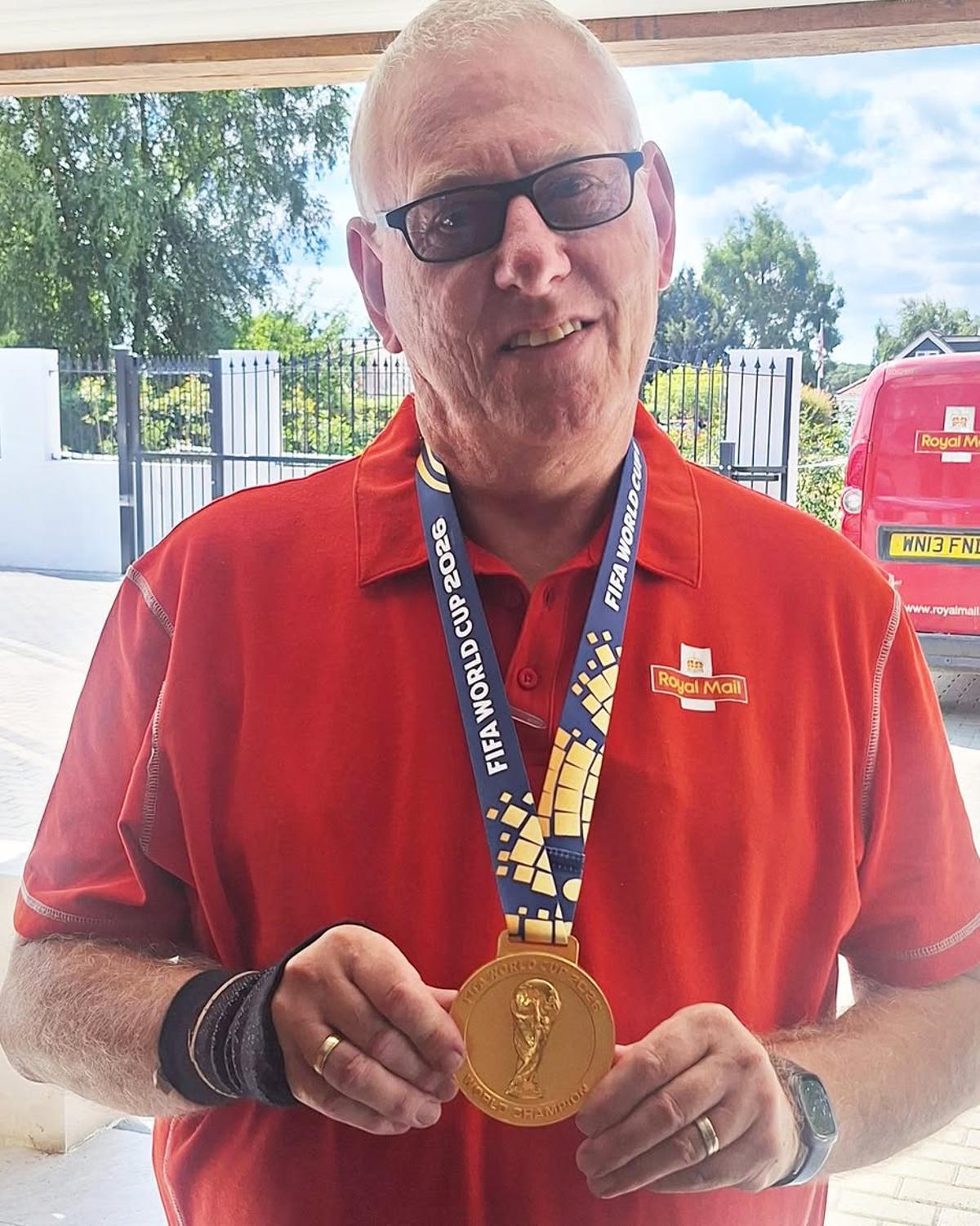 Gary, cartero con la medalla de Cucurella