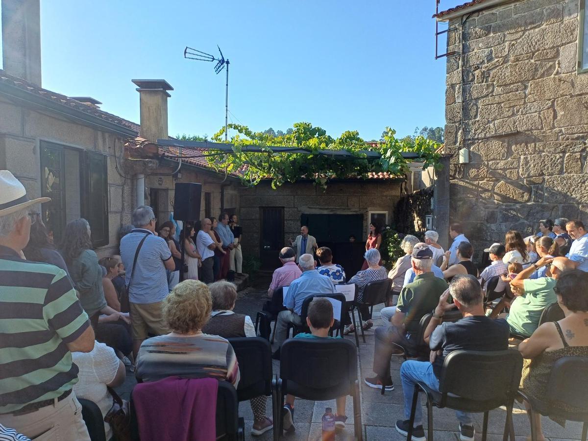 Vecinos y familia en el acto de recuerdo.