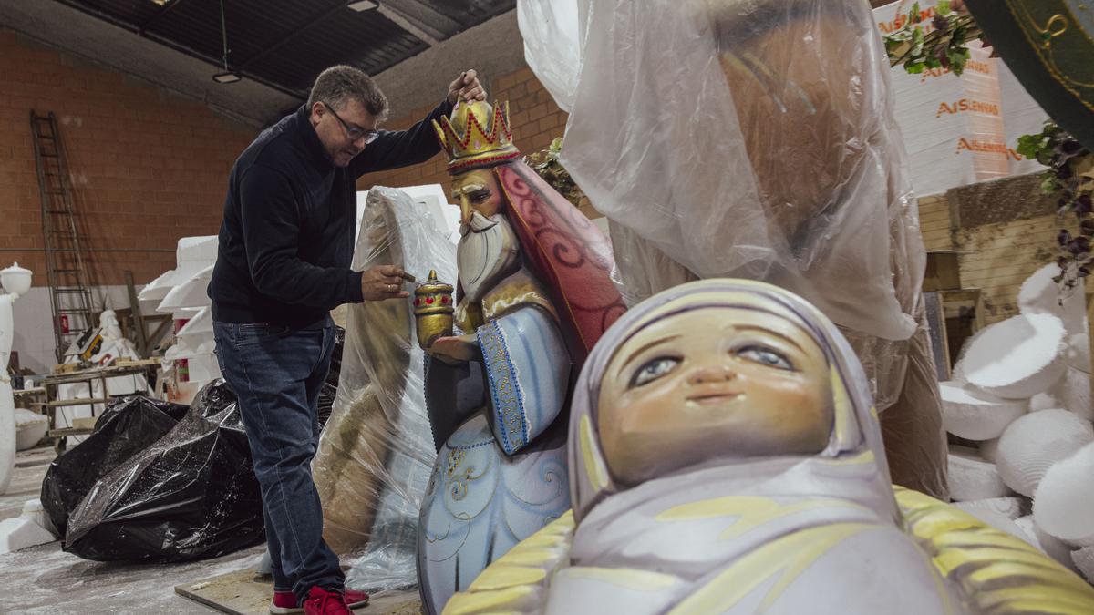 Piezas con estética fogueril que hicieron los artistas de Hogueras las pasadas Navidades