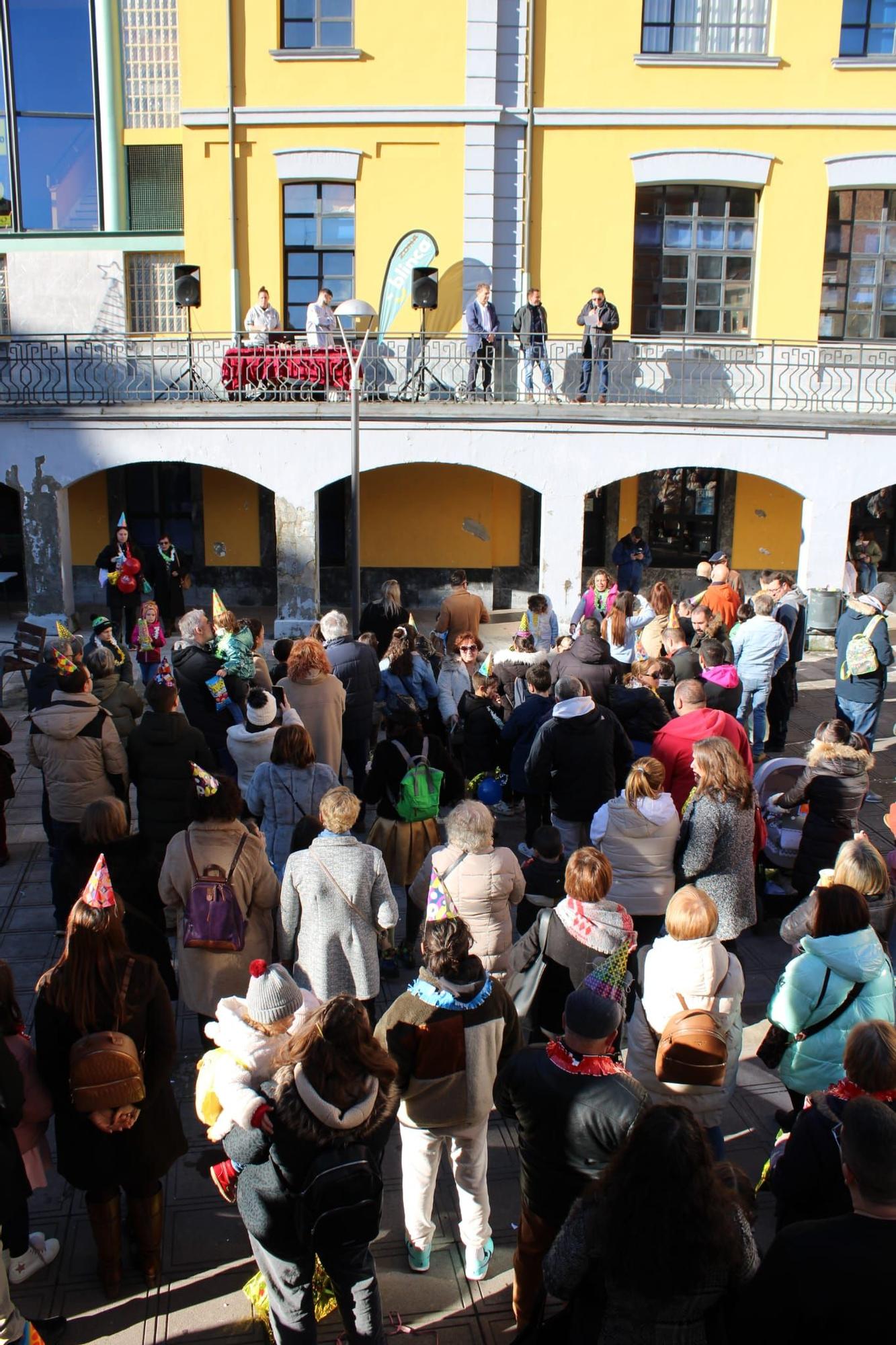 Así fue la Nochevieja anticipada en San Martín del Rey Aurelio: cientos de personas dieron la bienvenida al 2024 a las 12.25 del día 30