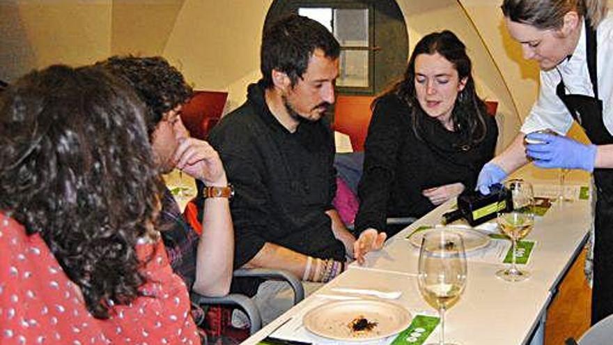 Laia Coma servint a alguns dels assistents al taller