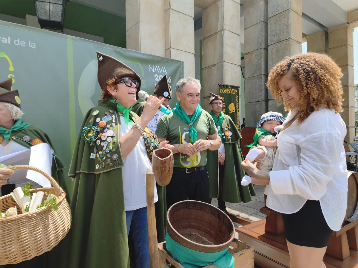 El bautismo sidrero de una veintena de bebés en el Festival de la Sidra de Nava, en imágenes