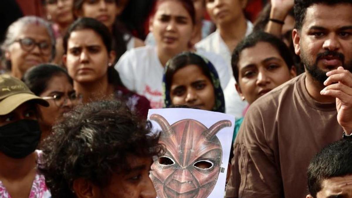 Miembros de la Asociación de Estudiantes de Toda la India (AISA), del Partido Janta Cucaracha (CJP) y activistas sociales participan en una protesta en Bengaluru, India.