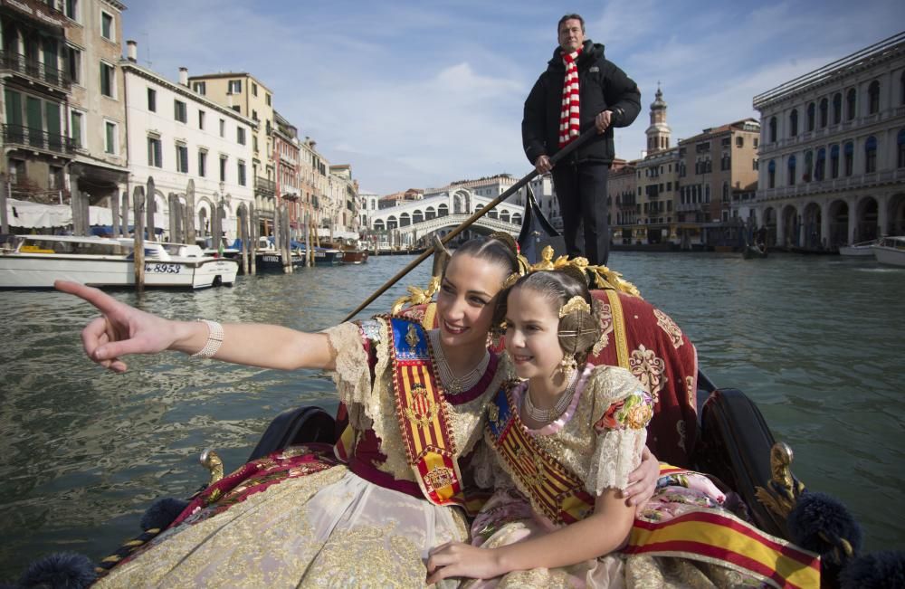 El Extra de Fallas del diario llevó a las falleras mayores de Valencia, Raquel Alario y Clara Parejo a Venecia para protagonizar el reportaje principal del suplemento. A lo largo de tres días conocieron la ciudad, una de las joyas del Patrimonio de la Humanidad de la Unesco, No dejaron de visitar la plaza de San Marcos, el Palacio del Dux y por supuesto... un paseo en góndola por los canales.