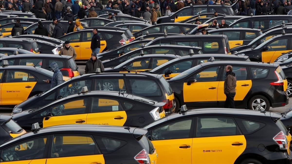 Concentración de taxis durante la huelga indefinidida en Barcelona de enero del 2019.