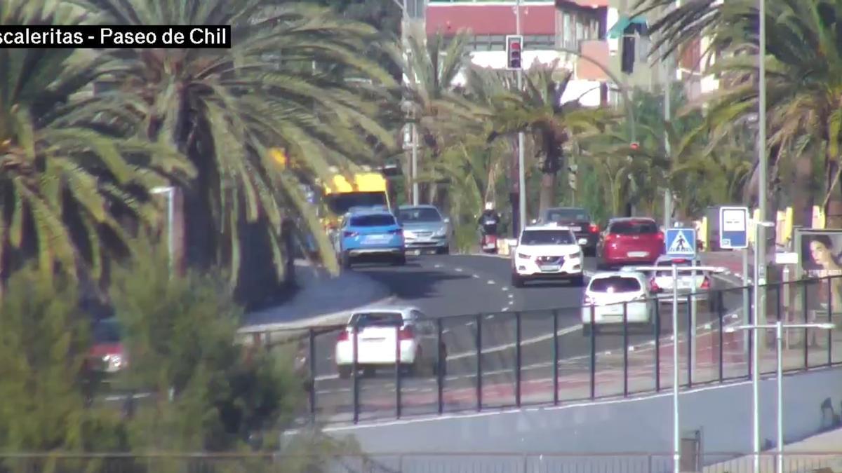 Una persona herida tras chocar una guagua y un coche en Las Palmas de Gran Canaria