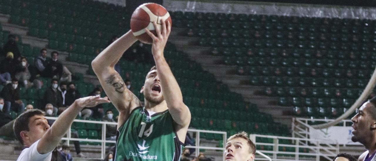 Julen Olaizola, en el Cáceres-Valladolid de la primera vuelta.