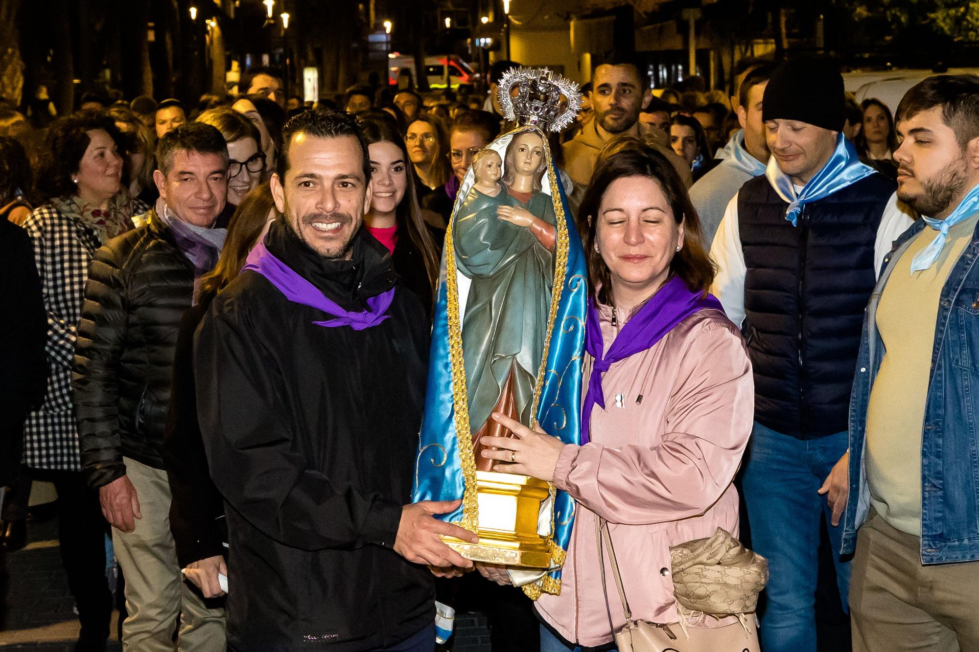 Devoción en Benidorm en la procesión de L'Alba