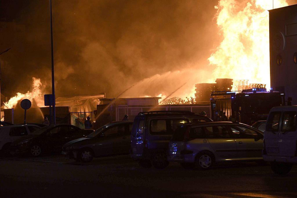 Estas son las imágenes que el aparatoso incendio de Puente Tocinos ha dejado este sábado
