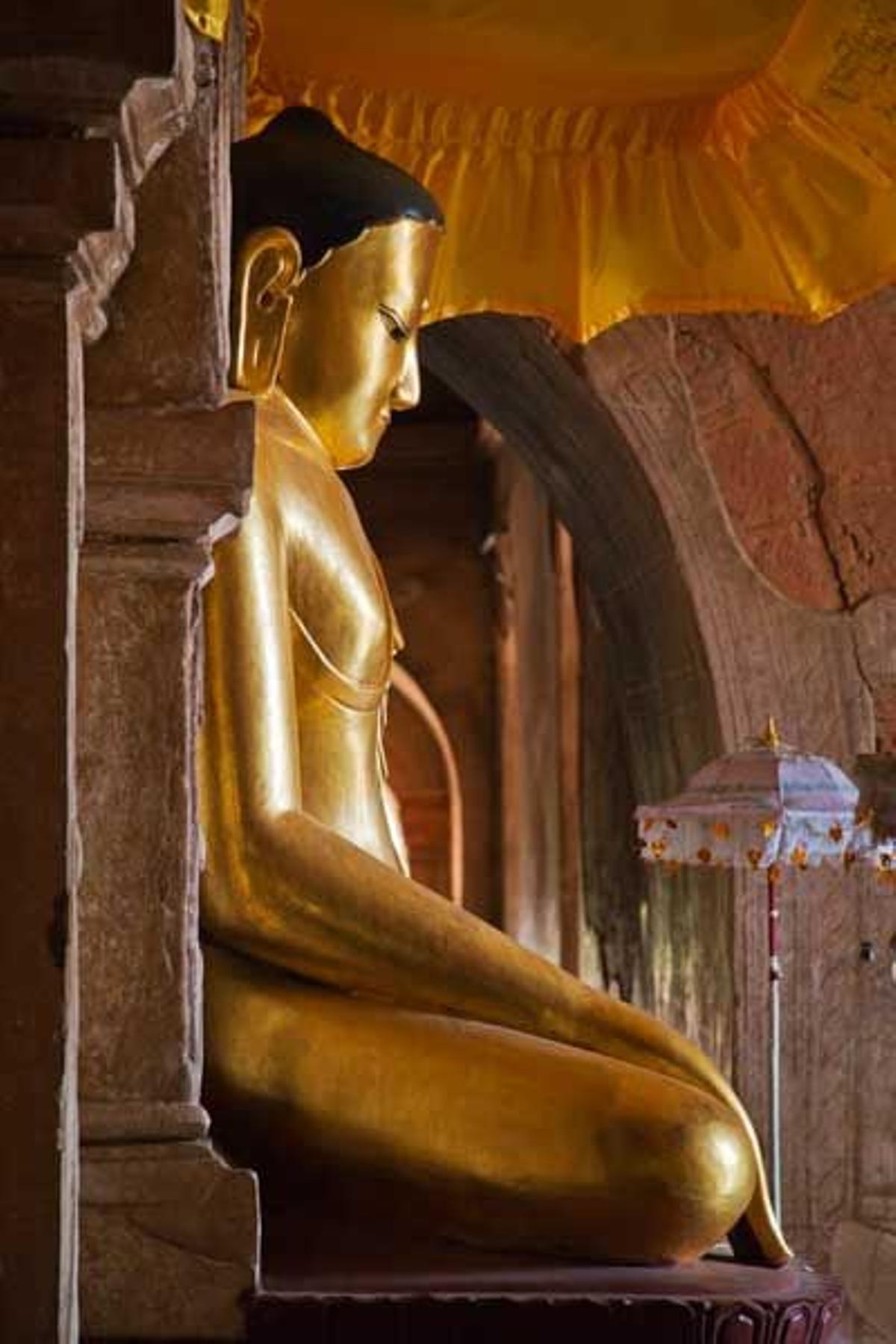 Buda sentado en el interior del Templo Htilominlo, contruido por el Rey Nantaungmya en 1218, en Bagan.