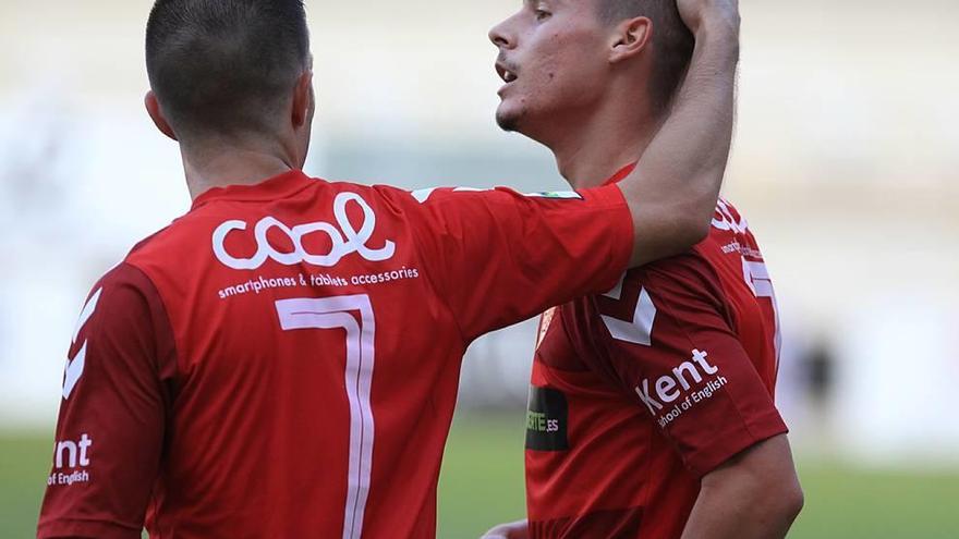 Roberto Alarcón, felicitado por su compañero Titi tras marcar el segundo gol ante el Lorca.