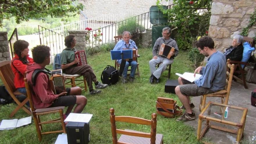 La Trobada d'Acordionistes de Maçaners omplirà el nucli saldenc de música i tradició