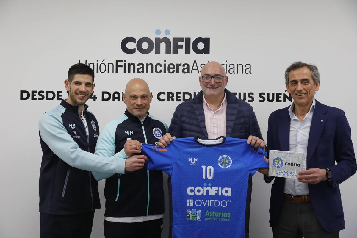 De izquierda a derecha, Ricardo Díez, coordinador deportivo del club; Juan Moreno, nuevo entrenador; Heriberto Fernández ‘Caco’, presidente; y Ramón Iglesias, director de riesgo y operaciones de Confía, ayer, en la sede de Confía en Oviedo.