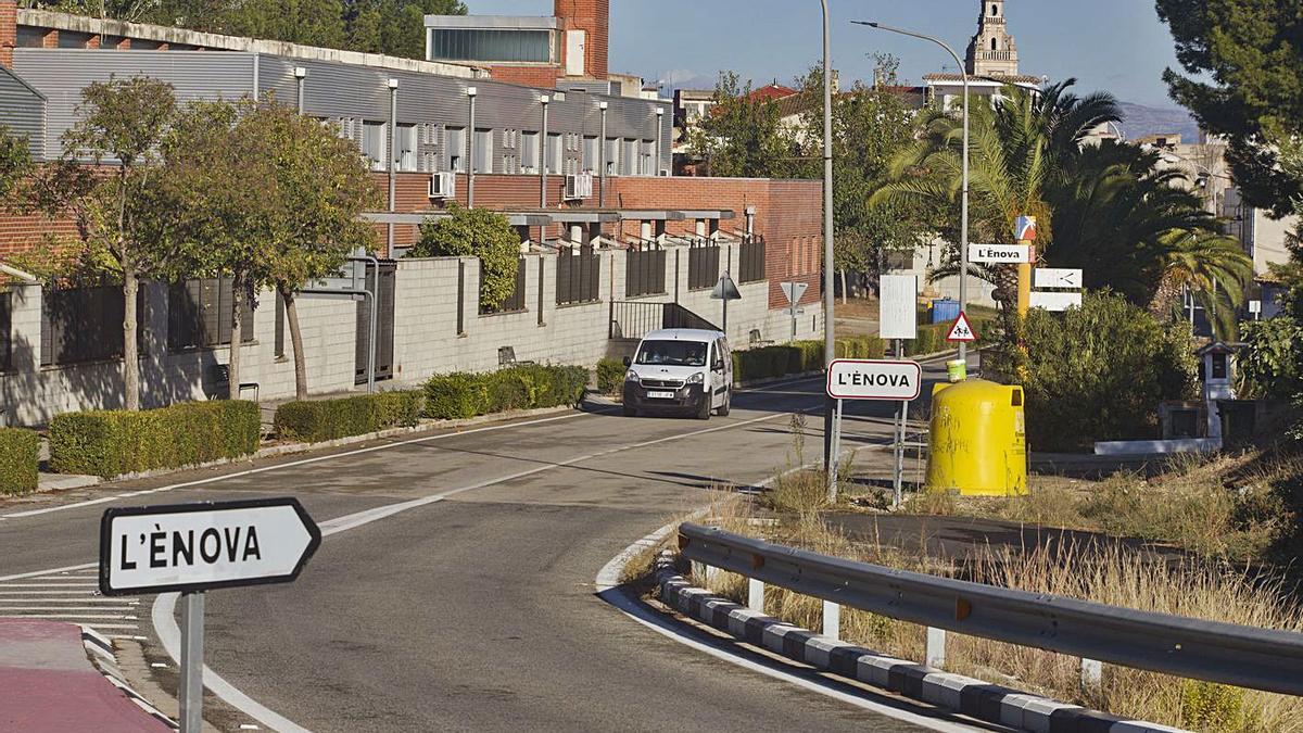 Señales en los accesos al pueblo con la forma con la «e» abierta utilizada desde hace años. | PERALES IBORRA