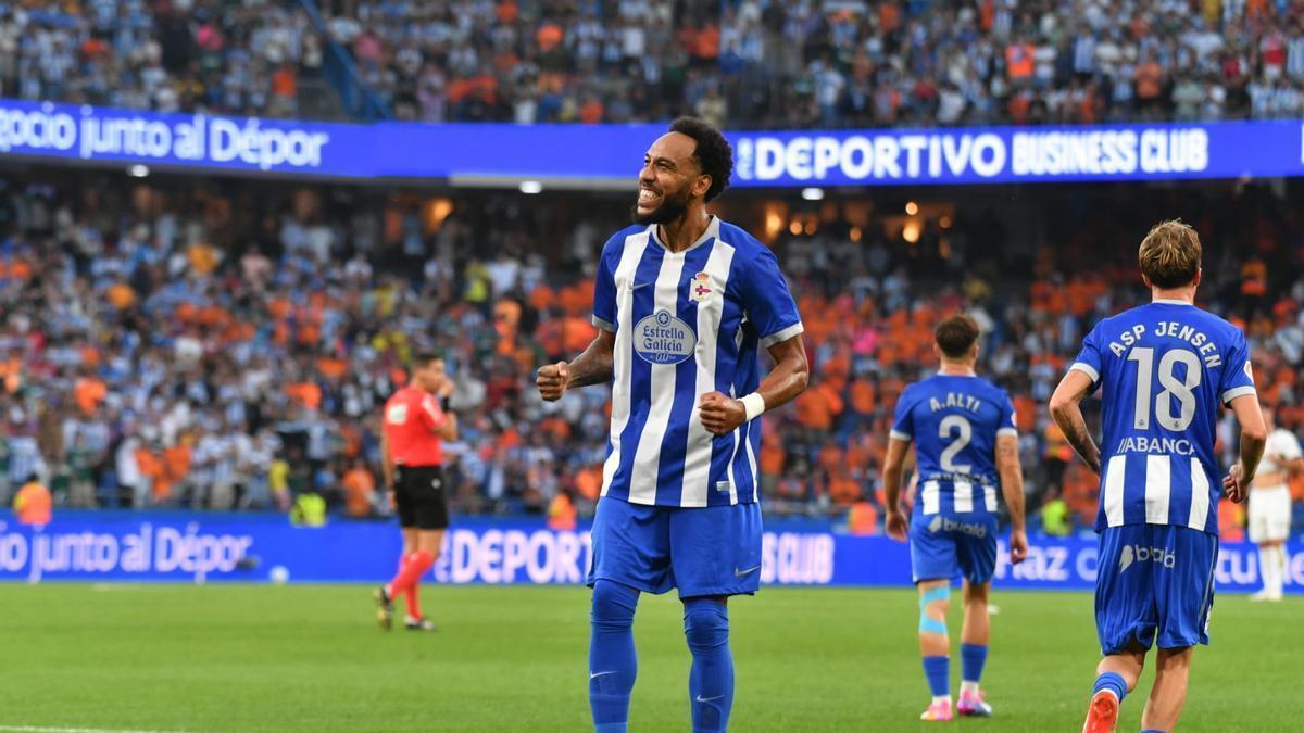 Aubameyang celebra su primer gol en Riazor