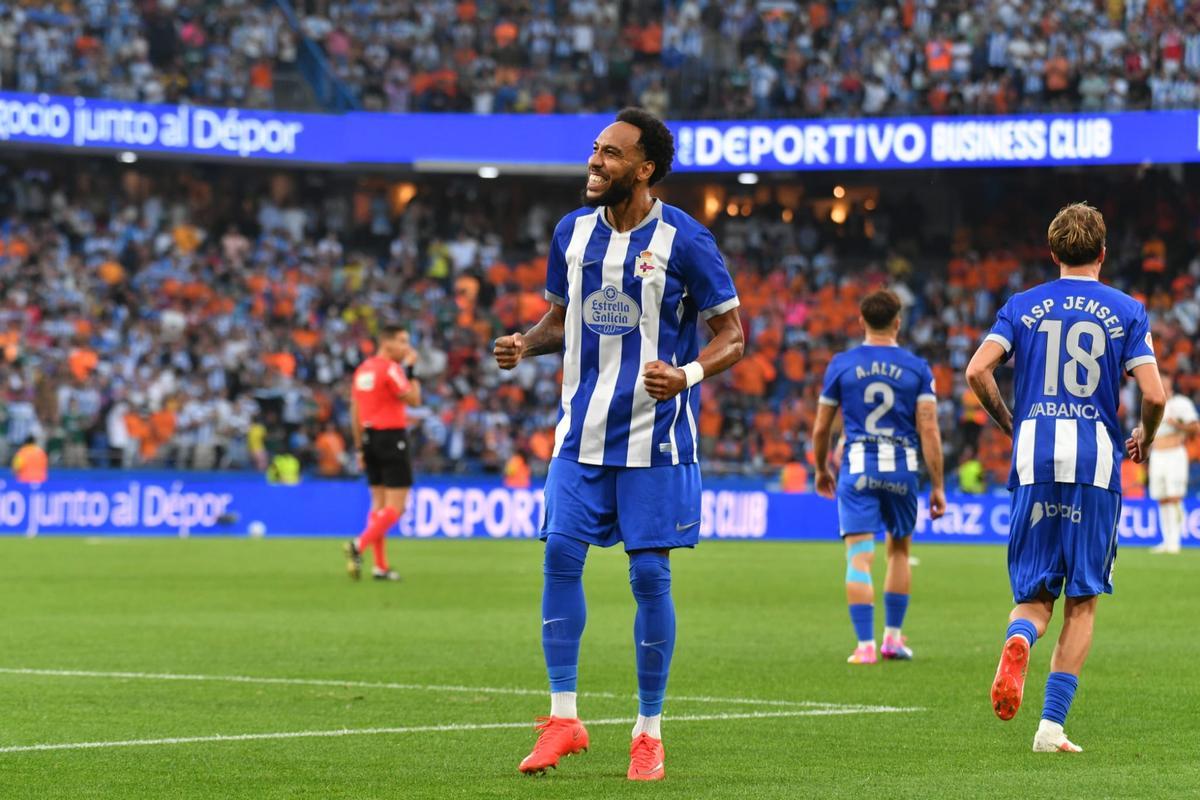 Aubameyang celebra su primer gol en Riazor
