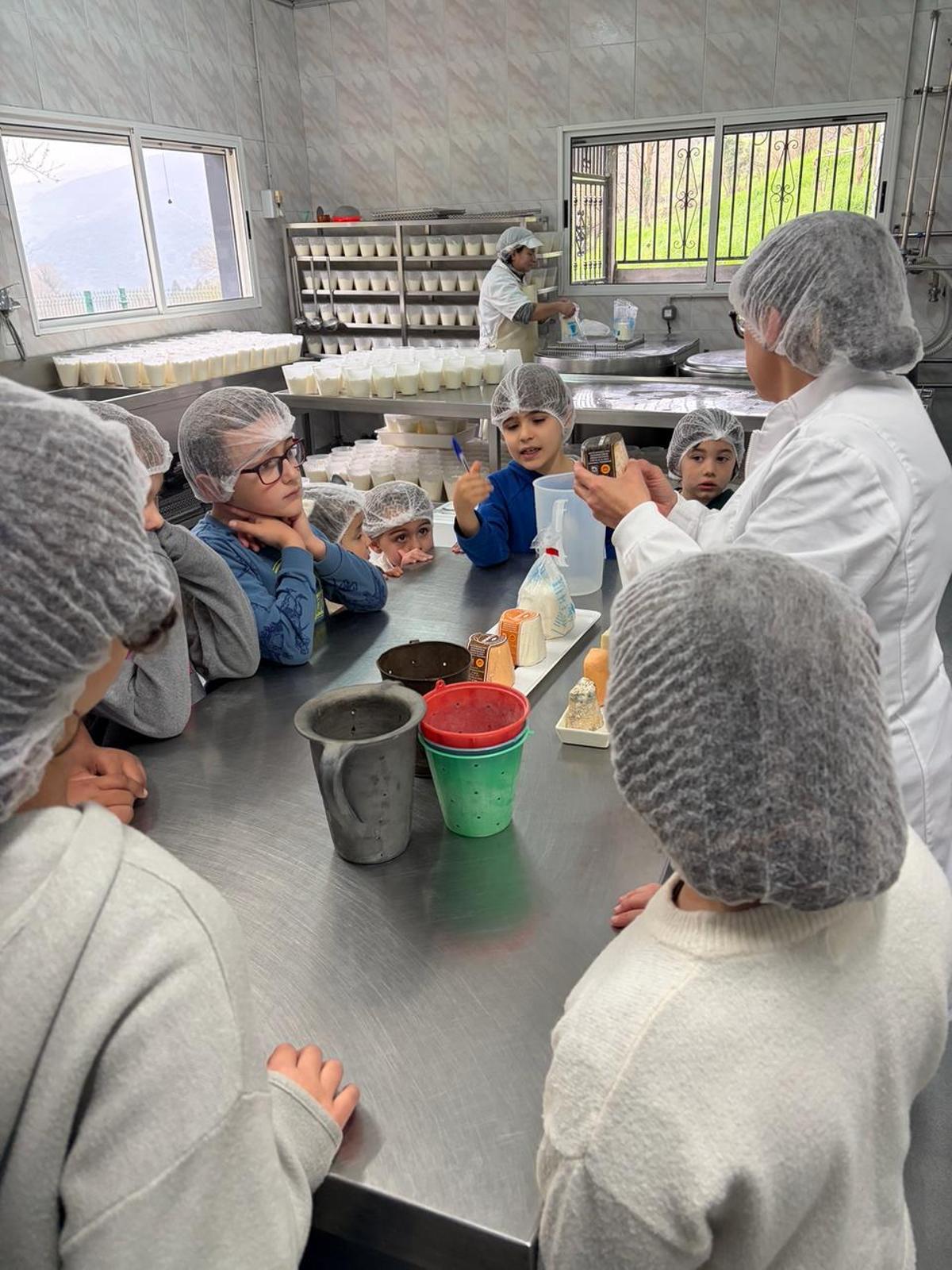Los pequeños, con Marta Fernández, durante la visita a la quesería.