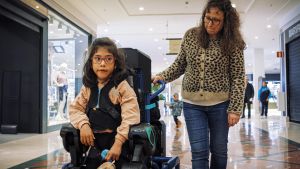 Minerva, de 6 años, con parálisis cerebral y su madre, María