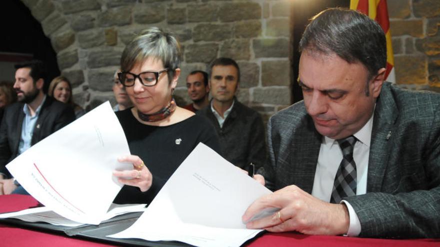 Valentí Junyent i Mireia Estefanell signen l&#039;acord de coalició de govern entre CiU i ERC a Manresa, el gener passat.