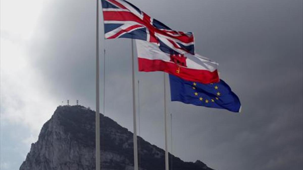 La 'Union Jack' ondea en el Peñón junto a las banderas gibraltareña y de la UE.