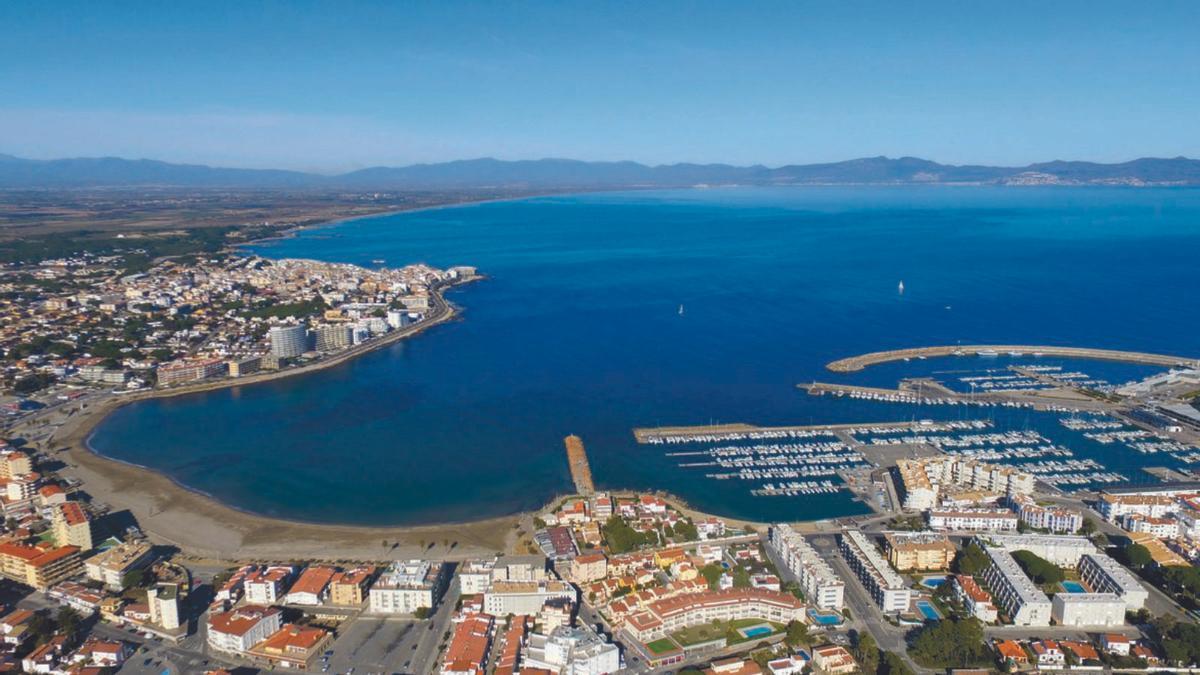 Imatge aèria del front maritim i el port de l&#039;Escala